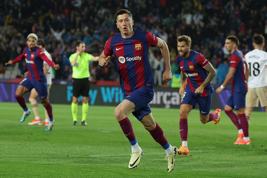 Menit ke-82, Barca mencetak gol ketiga. Berawal dari tendangan sudut, terjadi kemelut di kotak penalti Valencia. Bola lantas dibelokkan kepala Araujo, mengarah ke Lewandowski yang siap menanduk. Gol! Barca 3-2 Valencia.