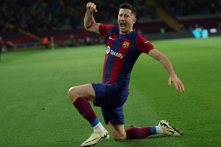 Menit ke-90+3, Lewandowski membungkus hattrick. Tendangan bebas cukup jauh dari kotak penalti, Lewy melepas tembakan melengkung ke tiang dekat. Gol! Barca 4-2 Valencia.  