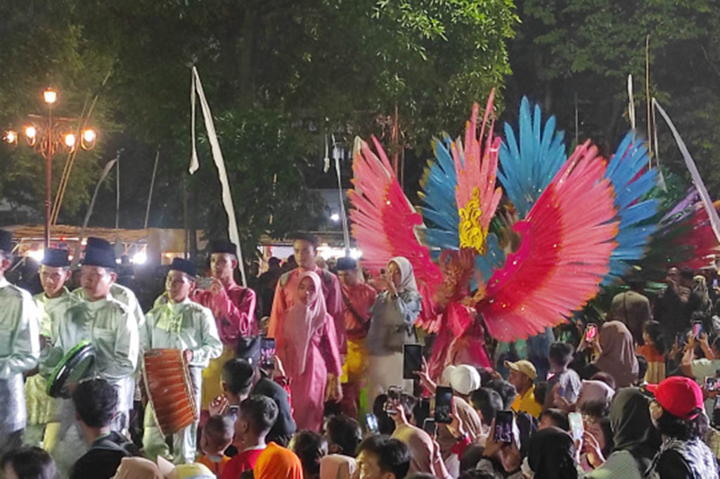 Kegiatan Solo Menari yang tergelar sejak Senin, 29 April 2024 siang hingga malam hari mendapatkan penilaian dari Menteri Pariwisata dan Ekonomi Kreatif (Menparekraf) sebagai event Nusantara terbaik.