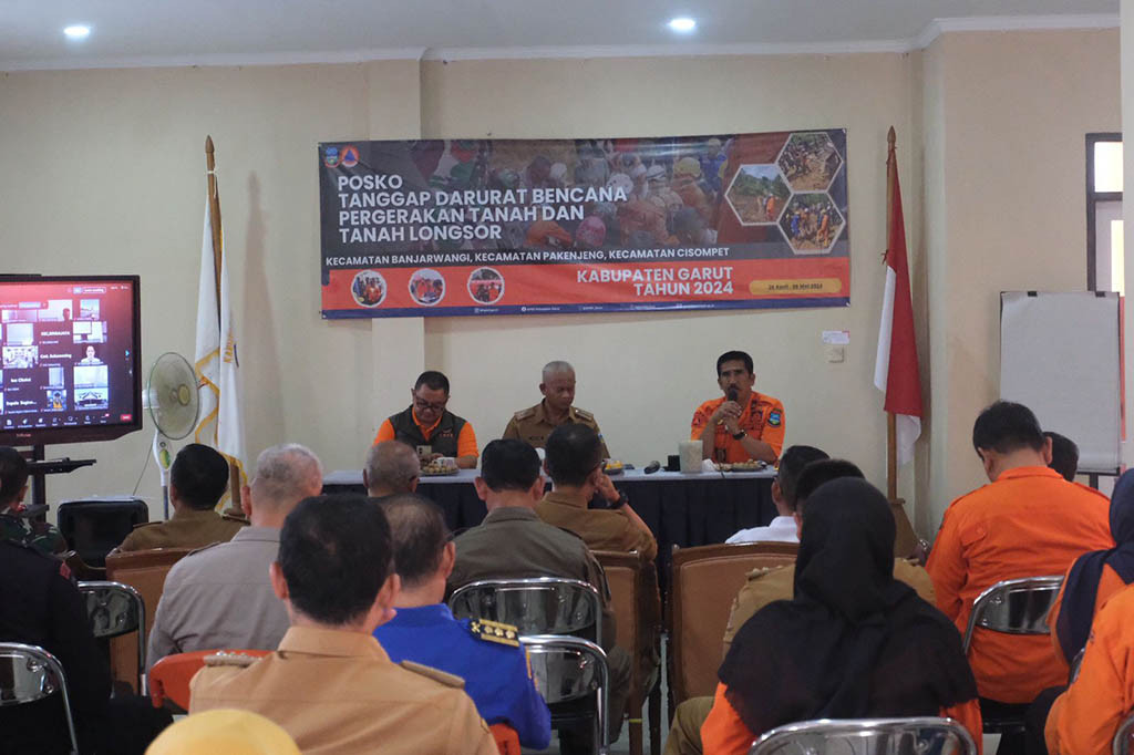 Sekretaris Daerah (Sekda) Kabupaten Garut, Nurdin Yana mengatakan, dampak signifikan gempa bumi magnitudo 6,2 yang melanda beberapa hari lalu ditaksir kerugian mencapai sekitar Rp5,8 miliar dan besaran masih terus dikaji. Namun, kerugian tersebut tidak hanya merujuk pada kerusakan fisik barang-barang masyarakat, tetapi melibatkan aset daerah yang hilang dalam kejadian bencana.