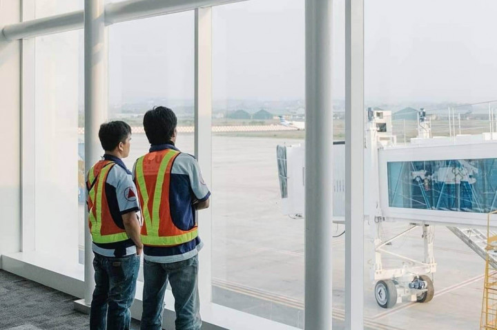 Adanya keputusan turun kasta Bandara Internasional Jenderal Ahmad Yani Semarang dan Bandara Internasional Adi Soemarmo Boyolali tidak lagi menyandang gelar internasional, membuat nasib Jawa Tengah harus menata ulang transportasi udara, apalagi diperkirakan akan berdampak pada gerak perekonomian di provinsi ini.