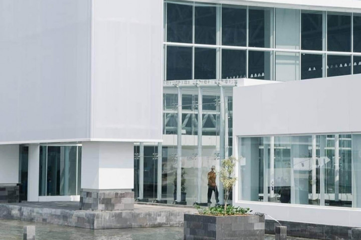 Menurut Direktur Utama Angkasa Pura Indonesia Faik Fahmi pencopotan berstatus ini terjadi karena ada belasan bandara internasional di Indonesia, namun realitanya sudah lama tidak ada penerbangan internasional atau ada penerbangan internasional tapi hanya 2-3 kali sepekan.