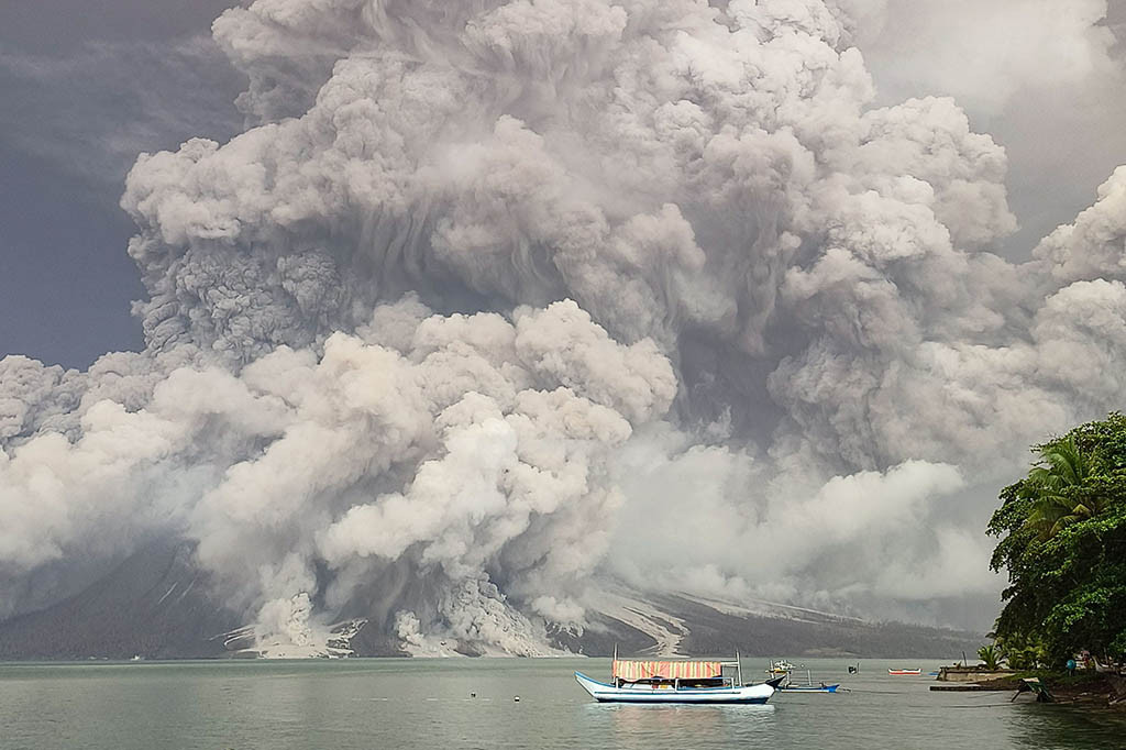 Gunung Ruang di Pulau Ruang, Kabupaten Kepulauan Sitaro, Sulawesi Utara, kembali berstatus awas level IV setelah kembali erupsi pada Selasa, 30 April 2024 pukul 02.35 WITA.