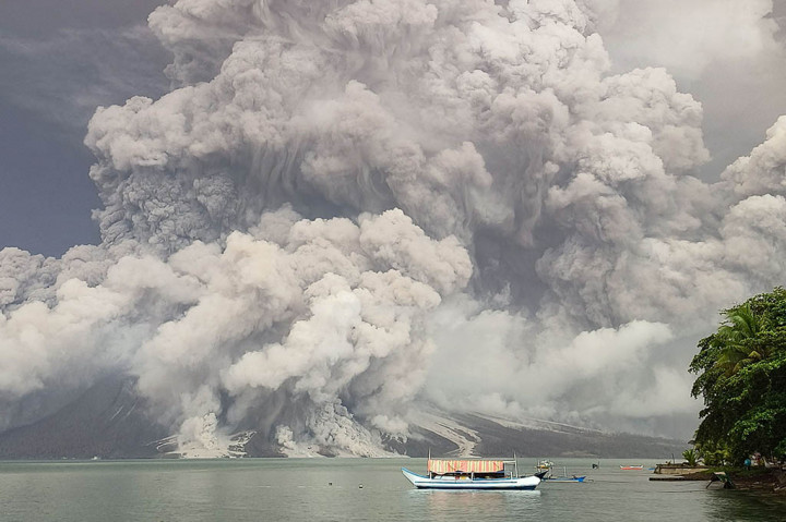 Gunung Ruang di Pulau Ruang, Kabupaten Kepulauan Sitaro, Sulawesi Utara, kembali berstatus awas level IV setelah kembali erupsi pada Selasa, 30 April 2024 pukul 02.35 WITA.