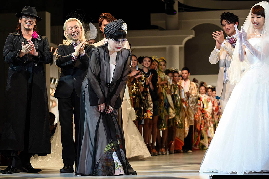 Perancang busana Yumi Katsura, yang membantu mempopulerkan pakaian pengantin Barat di Jepang dan membuat jubah emas untuk Paus Yohanes Paulus II, meninggal dunia di usia 94 tahun, pada Selasa, 30 April 2024.