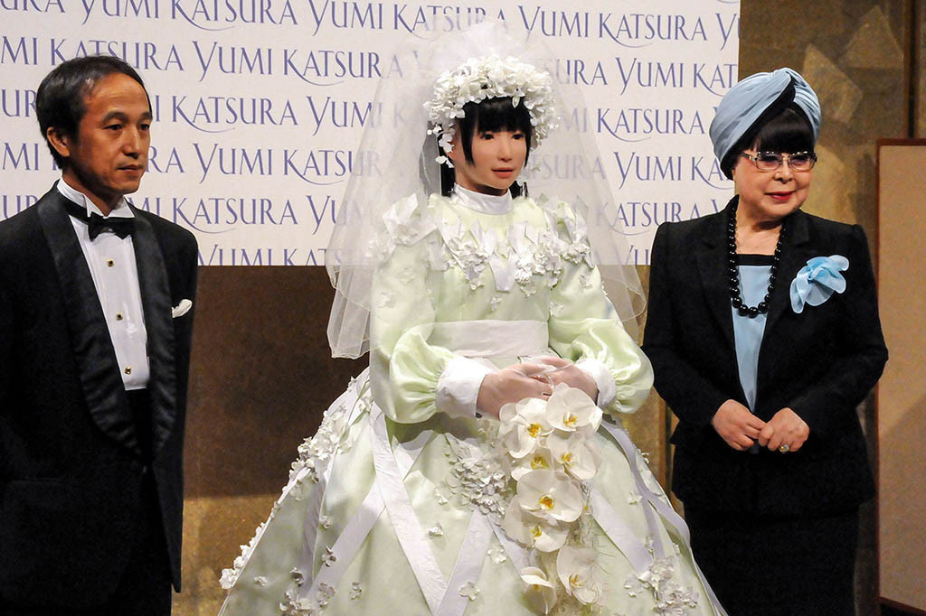 Dimulai di New York pada tahun 1981 dengan gaun siluet 'Yumi Line', ia membuka toko di seluruh dunia termasuk di Italia dan Perancis. 