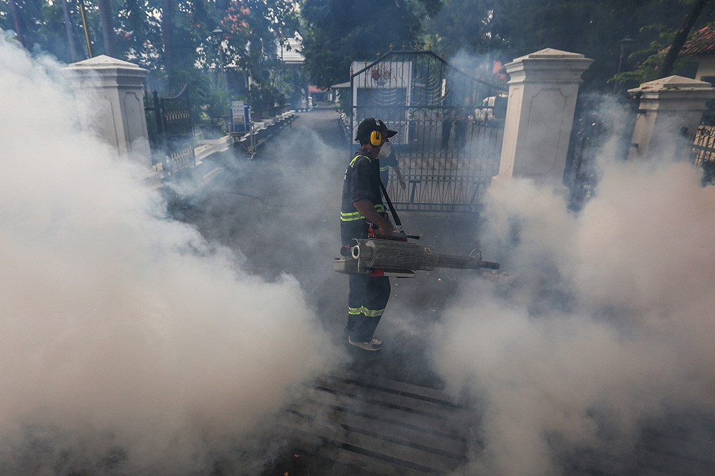Suku Dinas Kesehatan DKI Jakarta melakukan pengasapan serentak di sejumlah di wilayah untuk memberantas nyamuk aedes aegypti guna mencegah penyebaran penyakit Demam Berdarah Dengue (DBD).
