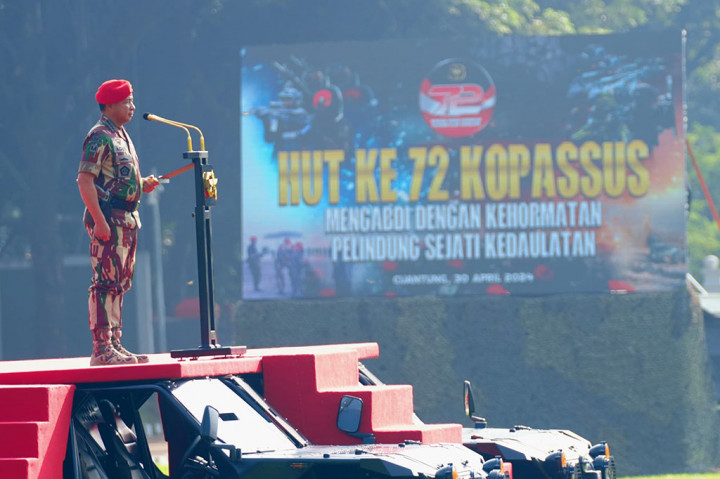 Panglima TNI Jenderal Agus Subianto memimpin Upacara Hari Ulang Tahun ke-72 Komando Pasukan Khusus di Markas Kopassus, Cijantung, Jakarta, Selasa, 30 April 2024.