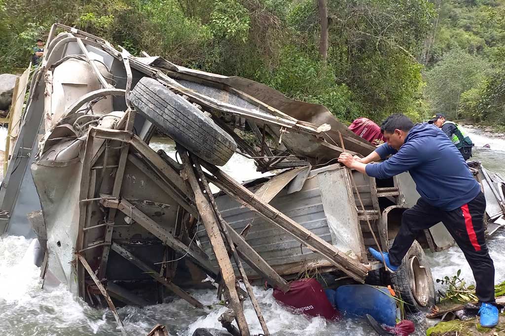 Puing-puing bus penumpang tergeletak di dasar jurang setelah jatuh dari jalan pegunungan di kawasan Andean Cajamarca, Peru, Senin, 29 April 2024.