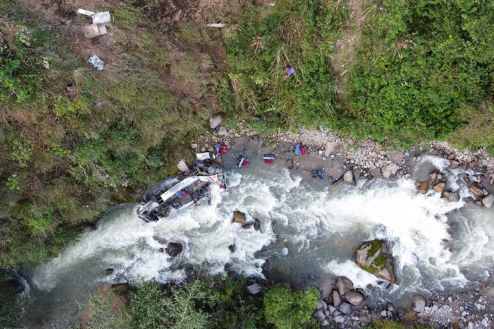Sedikitnya 25 orang tewas dan lebih dari selusin lainnya luka-luka setelah sebuah bus jatuh ke jurang dari jalan pegunungan di Peru utara, kata pemerintah setempat, Senin.