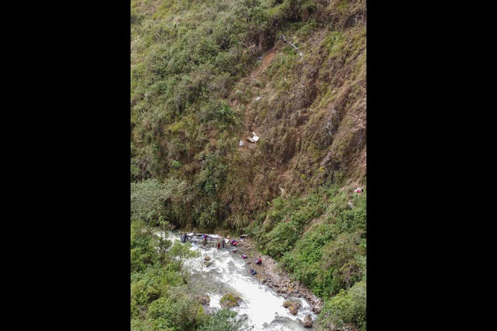 Pejabat setempat Olga Bobadilla mengatakan kepada radio RPP bahwa insiden pada Minggu, 28 April 2024 malam, terjadi di jalan tanah berlubang di wilayah Andes di Cajamarca, dan bus tersebut jatuh ke dalam jurang dengan kedalaman sekitar 200 meter (sekitar 650 kaki).