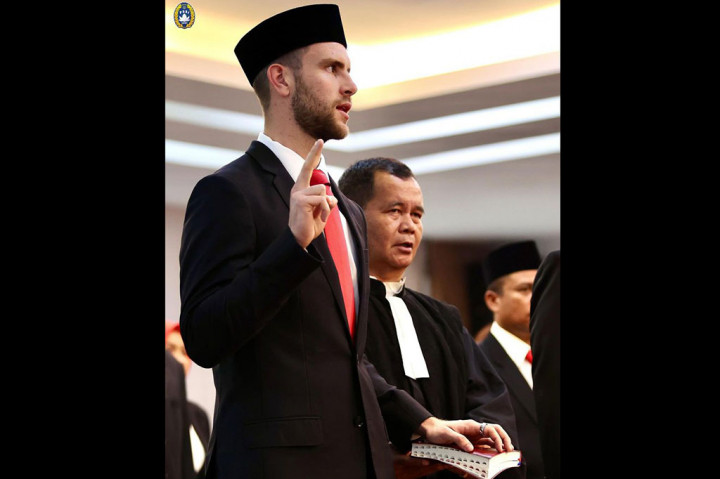 Proses pengambilan sumpah WNI ini dipimpin oleh Kepala Kantor Wilayah Andika Dwi Prasetya. Andika saat memimpin pengambilan sumpah mengatakan,