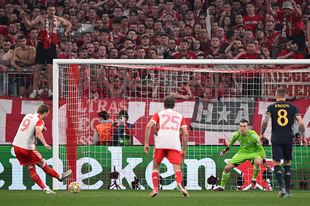 Harry Kane yang bertugas sebagai algojo sukses menaklukkan kiper El Real, Andrii Lunin, yang bergerak ke arah berlawanan. Skor 2-1 untuk keunggulan klub Bundesliga Jerman ini terjadi pada menit 56.
