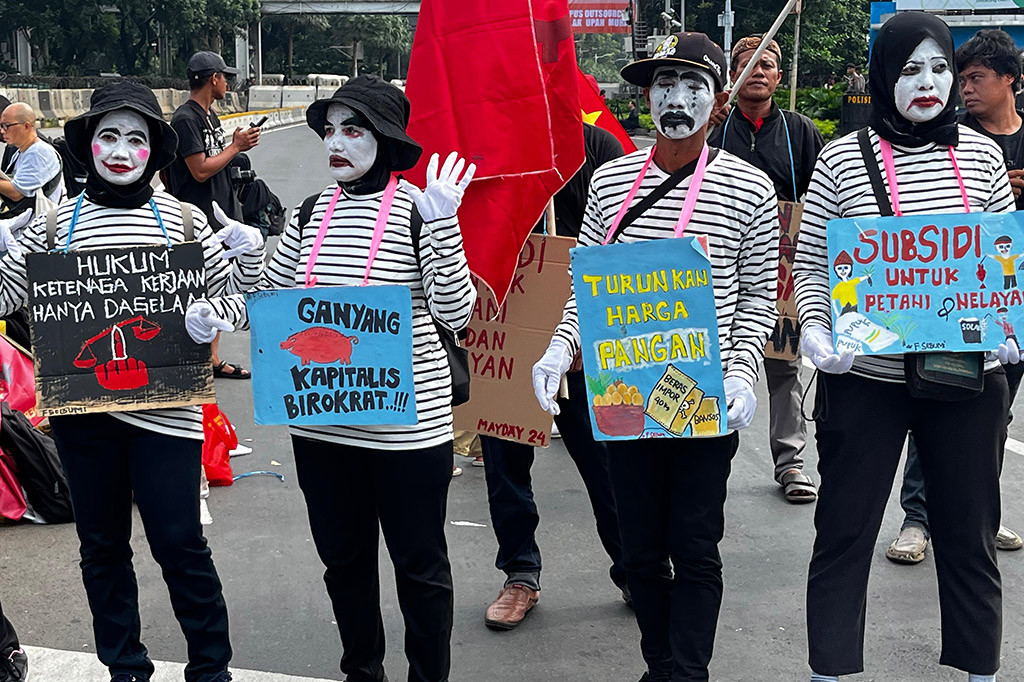 Sebagian dari mereka memakai kostum pantomin untuk menarik perhatian saat demo berlangsung. Tiap kelompok membawa spanduk dengan tuntutan berbeda.