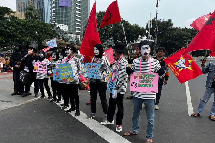 Para buruh yang hadir datang menggunakan bendera kelompok berbeda. Salah satunya Serekat Buruh Militan yang memakai pakaian serba merah.
