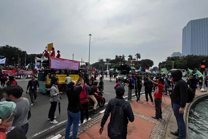 Sebagian membawa spanduk yang memprotes tentang aturan Omnibus Law. Beleid itu dinilai masih merugikan para buruh.