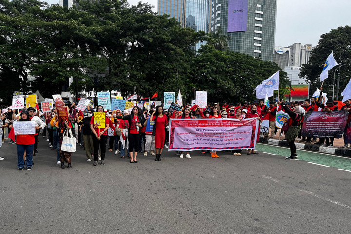 Sebagian spanduk bertuliskan penolakan PHK. Ada juga yang memprotes kenaikan harga pokok yang dinilai meroket saat upah masih kurang. 