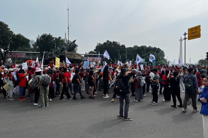 Para pedemo yang mengatasnamakan sejumlah organisasi buruh mulai memenuhi kawasan patung kuda, Jakarta Pusat. Mereka berkumpul dalam rangka peringatan hari buruh, 1 Mei 2024.