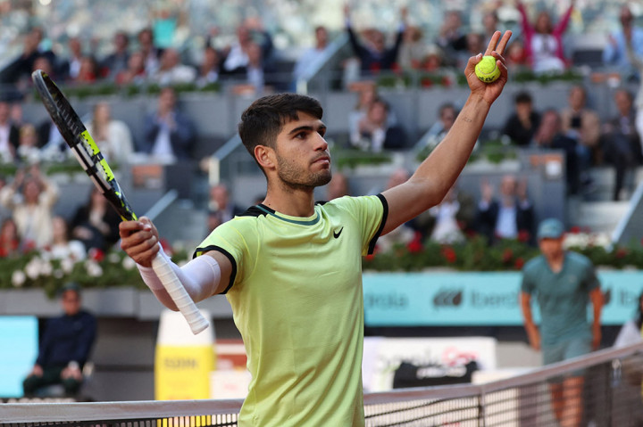 Alcaraz, yang kini mencatatkan rekor 24-0 di lapangan tanah liat Spanyol sejak awal musim 2022, berusaha menjadi petenis pertama yang memenangi tiga gelar Madrid berturut-turut. 