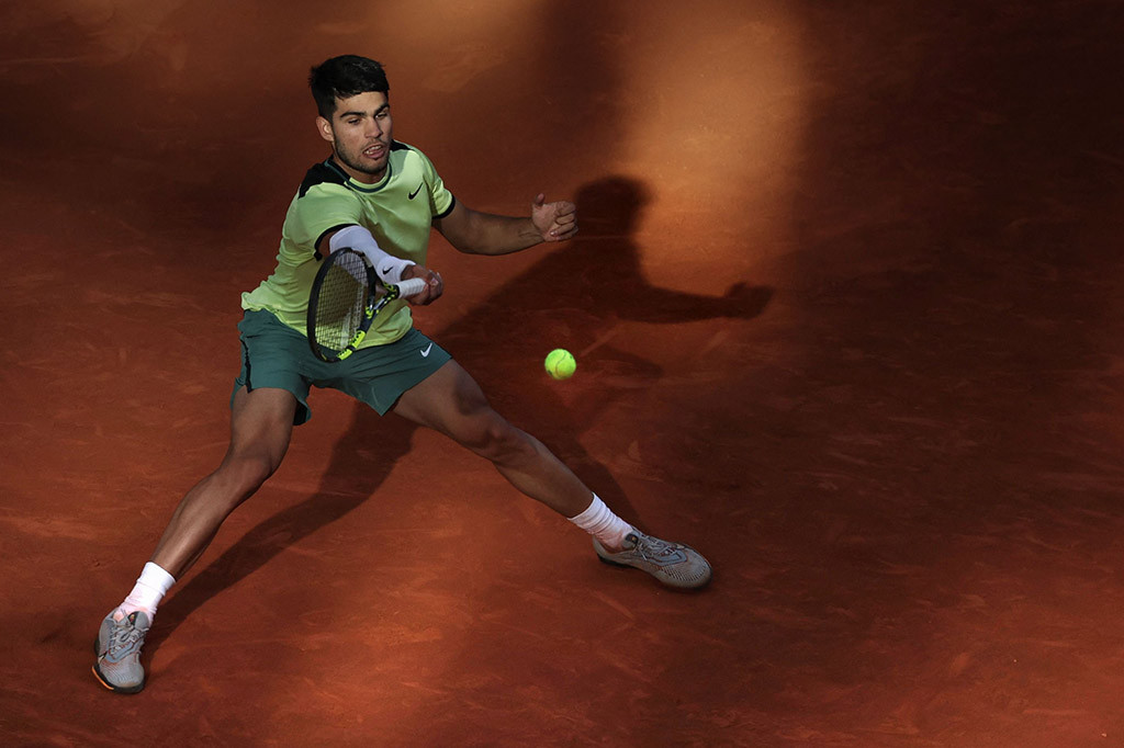 Alcaraz, yang absen di Monte Carlo dan Barcelona karena cedera lengan bawah, menyelamatkan delapan dari 10 break point dan menyaksikan empat match point datang dan pergi sebelum ia menyelesaikan kemenangan yang diraih setelah dua jam 52 menit.