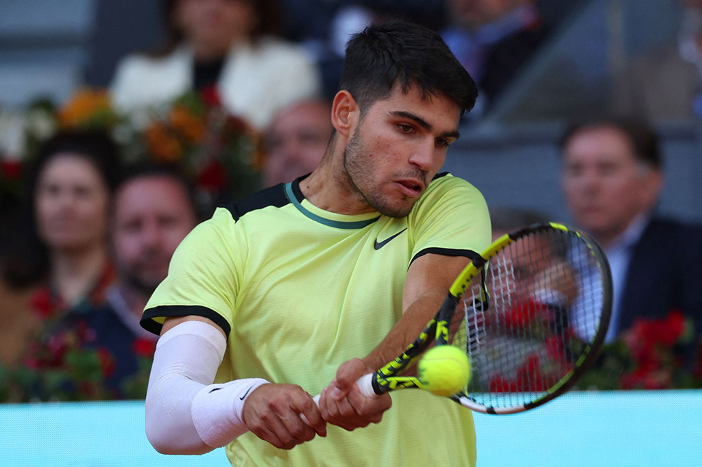 Unggulan kedua Carlos Alcaraz memperpanjang catatan kemenangan beruntunnya di Madrid Open menjadi 14 kemenangan yang diraih dengan susah payah atas musuh bebuyutannya Jan-Lennard Struff untuk melaju ke perempat final.