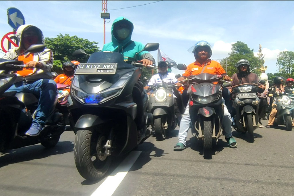 Massa buruh asal Sidoarjo ini berangkat ke Surabaya dari dua titik, yaitu kawasan alun-alun dan depan perumahan Puri Surya Jaya Gedangan Sidoarjo. Dua titik tersebut menjadi tempat buruh berkumpul, sebelum berangkat bersama ke Kota Pahlawan menyampaikan tuntutan ke Gubernur Jatim.