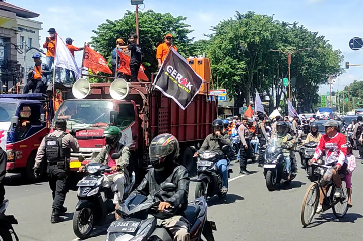 Berangkat dari dua titik tersebut, mereka tidak langsung ke Surabaya. Mereka masih akan berhenti di Bundaran Waru, menunggu massa buruh lain dari Mojokerto dan Pasuruan.