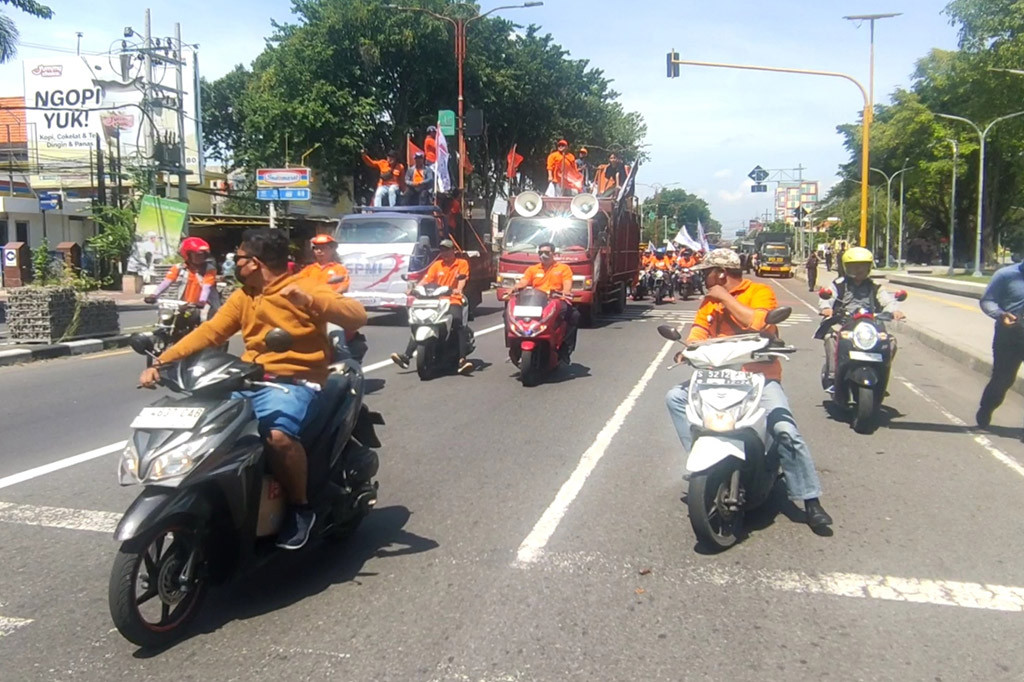 Ribuan buruh asal Kabupaten Sidoarjo bergerak ke Surabaya untuk bergabung dengan buruh dari daerah lain dalam rangka memperingati May Day atau Hari Buruh, Rabu (1 Mei). Mereka menuntut pencabutan PP 51 Tahun 2023 tentang Pengupahan, menolak outsourcing, dan juga usut pelecehan seksual yang dialami buruh perempuan.