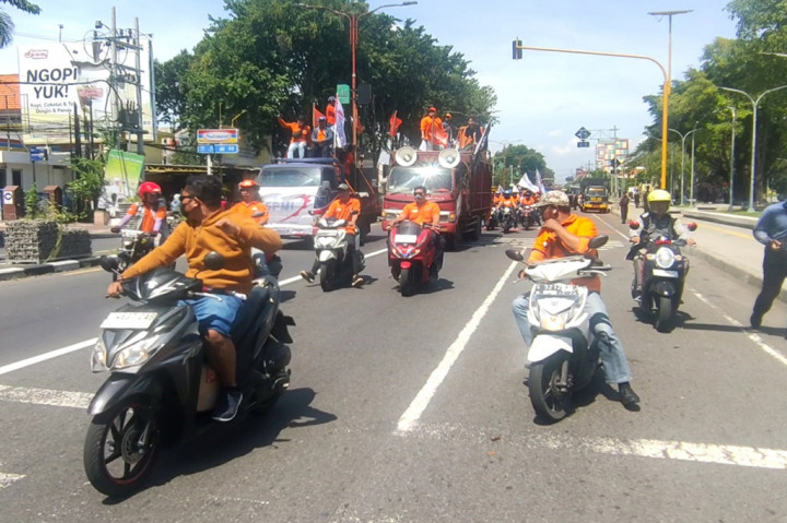 Ribuan buruh asal Kabupaten Sidoarjo bergerak ke Surabaya untuk bergabung dengan buruh dari daerah lain dalam rangka memperingati May Day atau Hari Buruh, Rabu (1 Mei). Mereka menuntut pencabutan PP 51 Tahun 2023 tentang Pengupahan, menolak outsourcing, dan juga usut pelecehan seksual yang dialami buruh perempuan.