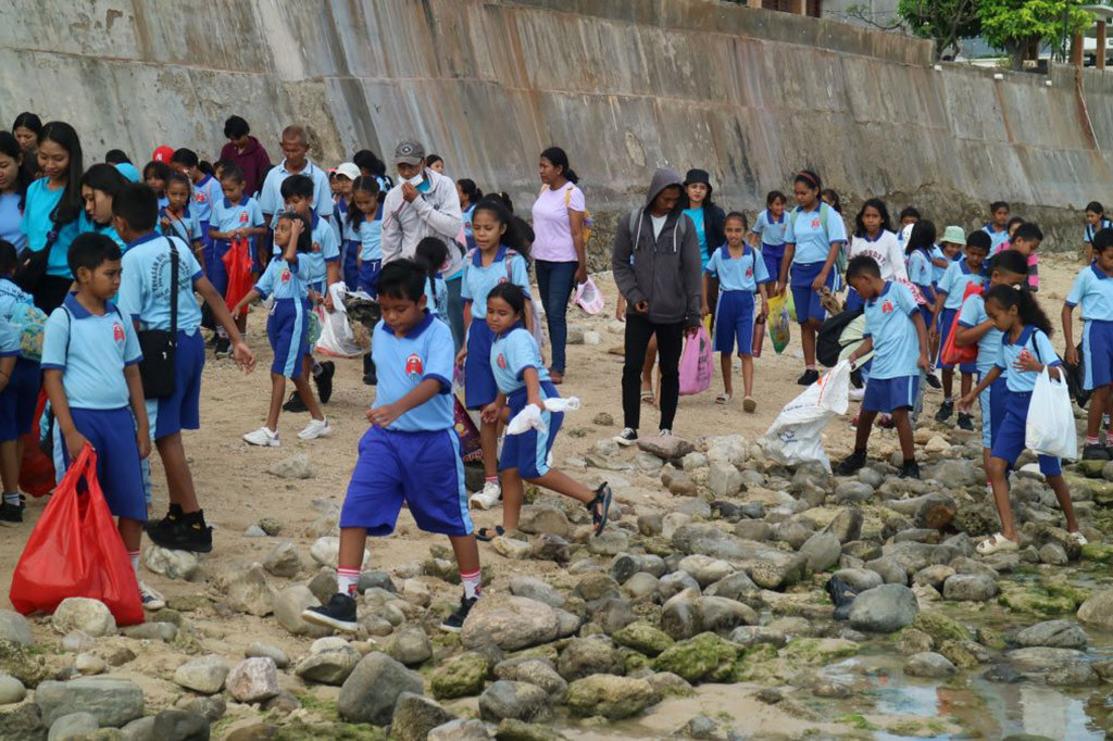 Jalan santai sejauh dua kilometer mulai dari Sentrum menuju jalan di sekitar Kampus Muhammadiyah hingga Kantor DPD Golkar melewati Jalan Frans Seda dan kembali ke sekolah. Kegiatan ini juga dimeriahkan dengan Drumband SD dan SMP.
