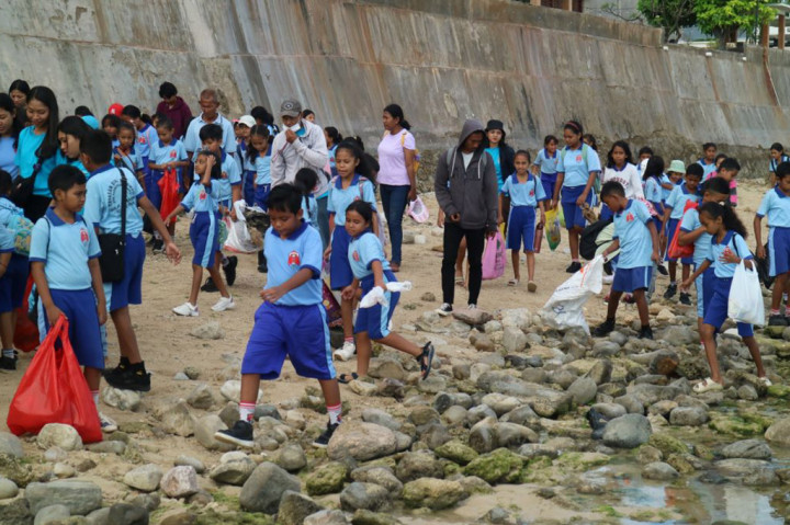 Jalan santai sejauh dua kilometer mulai dari Sentrum menuju jalan di sekitar Kampus Muhammadiyah hingga Kantor DPD Golkar melewati Jalan Frans Seda dan kembali ke sekolah. Kegiatan ini juga dimeriahkan dengan Drumband SD dan SMP.