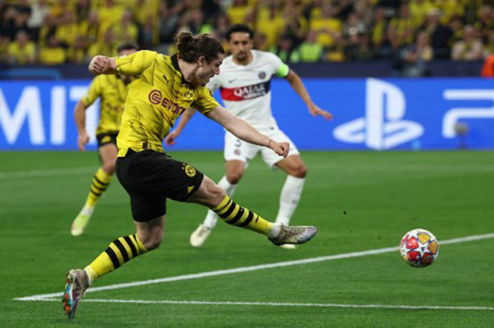 Tuan rumah nyaris menggandakan keunggulan pada menit ke-44. Namun bola tembakan voli Marcel Sabitzer kali ini masih bisa diblok Donnarumma.