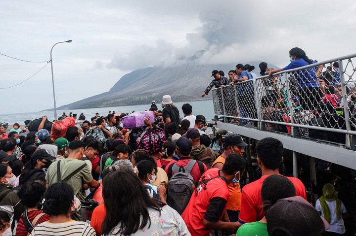 Ratusan warga korban terdampak erupsi Gunung Ruang dievakuasi dengan menggunakan kapal KRI Kakap-811 di Pelabuhan Tagulandang, Kabupaten Kepulauan Sitaro, Sulawesi Utara, Rabu, 1 Mei 2024.