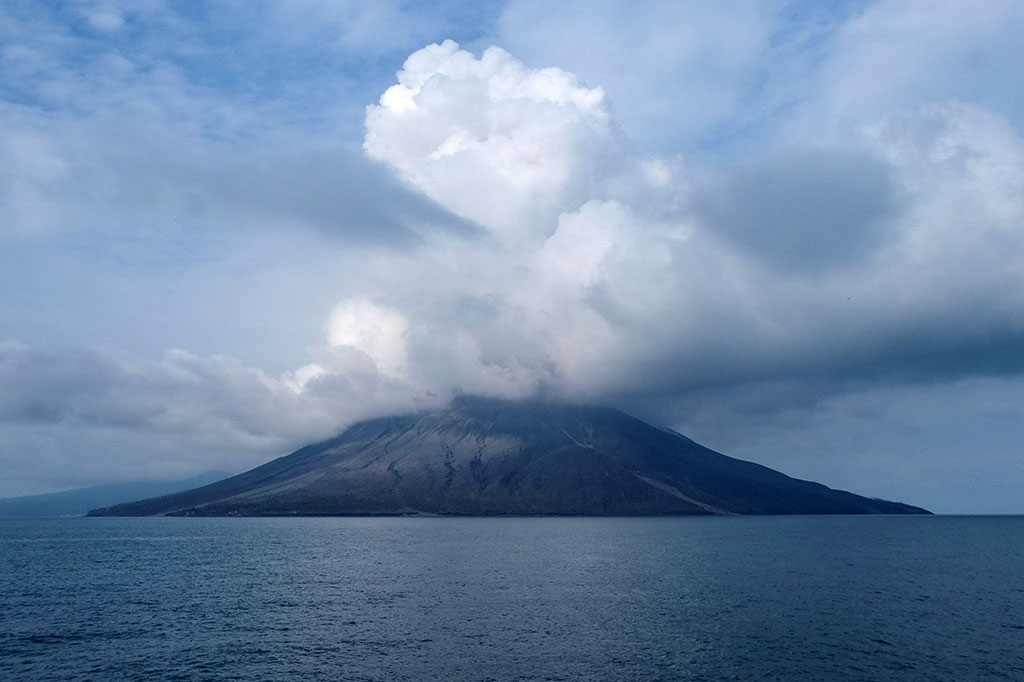 Menurut Badan Penanggulangan Bencana Daerah (BPBD) Sulawesi Utara, erupsi Gunung Ruang di Kabupaten Kepulauan Sitaro kembali terjadi pada Selasa, 30 April sekitar Pukul 08:30 Wita dan tinggi kolom abu teramati kurang lebih 5.000 meter atau lima dari atas puncak.