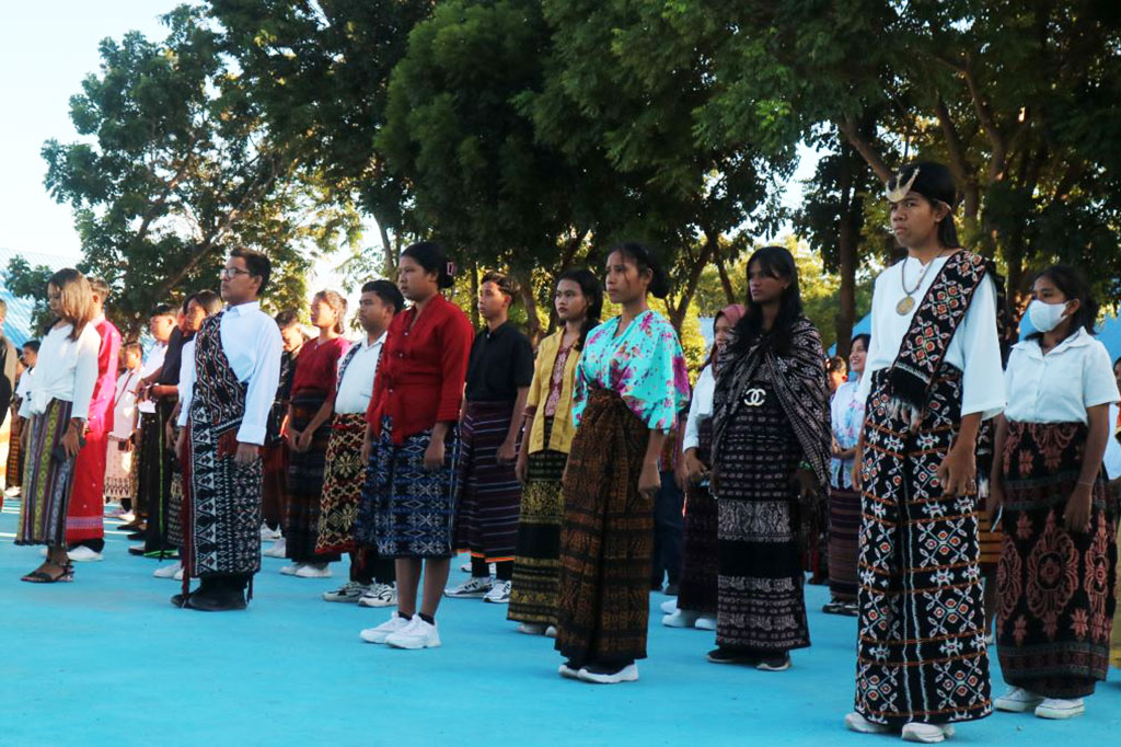 Siswa dan Guru di SMA Negeri 5 Kota Kupang, Nusa Tenggara Timur (NTT) mengenakan pakaian adat saat mengikuti upacara Hari Pendidikan Nasional (Hardiknas), Kamis, 2 Mei 2024. Pakaian adat yang dikenakan berasal dari seluruh daerah di NTT mulai Rote, Sabu Raijua, Sumba, Timor, Alor, Lembata, Flores Timur, Ende, Ngada, dan Manggarai.