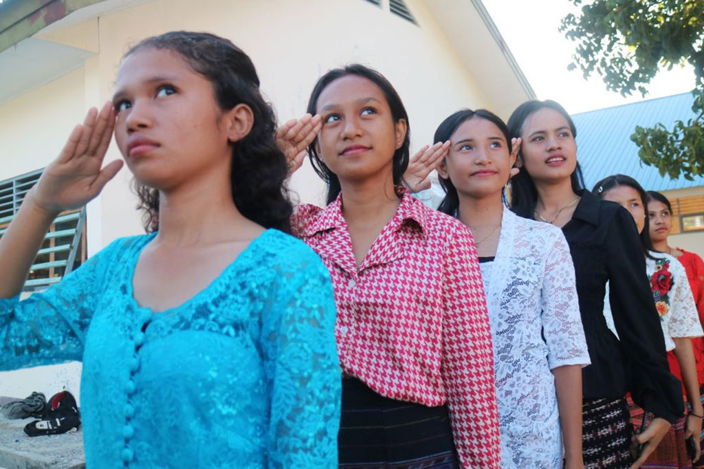 Menurut Maria, mengenakan pakaian adat, sekaligus menanamkan kepada anak untuk mencintai budaya sendiri. Tidak hanya hari pendidikan nasional, pada setiap Kamis, para siswa di Kota Kupang mengenakan rompi bermotif pakaian adat sebagai bagian dari melestarikan pakaian adat daerah.