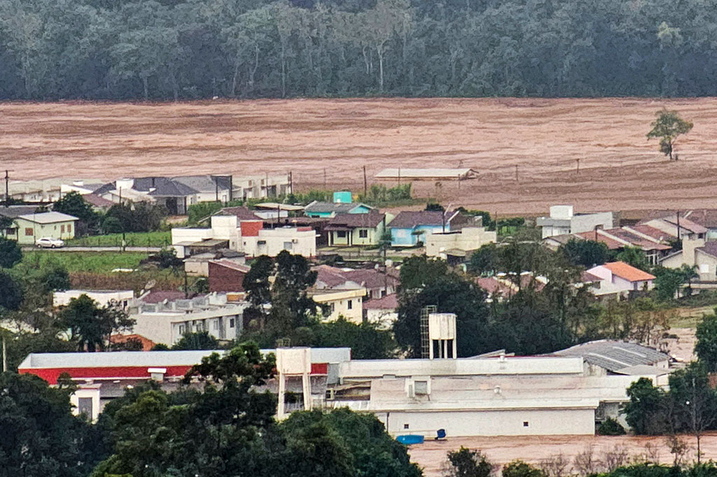 Banjir besar di negara bagian Rio Grande do Sul telah menyebabkan sekitar 1.400 orang di lebih dari 100 kota mengungsi, sebagian besar dari mereka telah dipindahkan ke tempat penampungan.