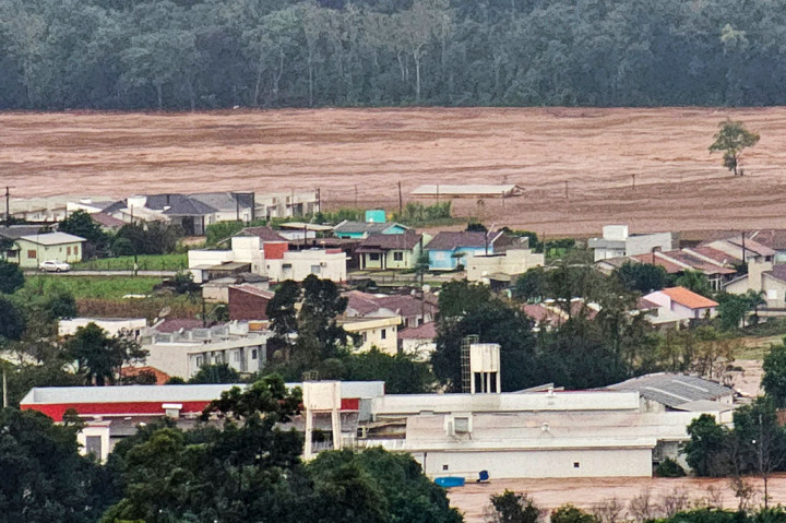 Banjir besar di negara bagian Rio Grande do Sul telah menyebabkan sekitar 1.400 orang di lebih dari 100 kota mengungsi, sebagian besar dari mereka telah dipindahkan ke tempat penampungan.