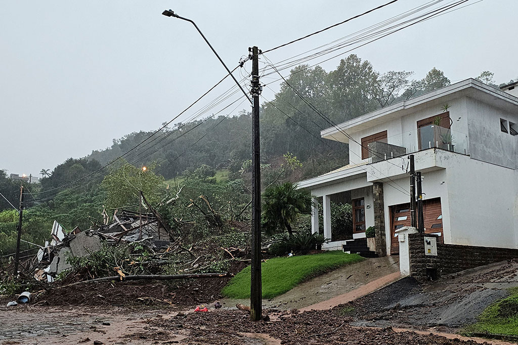 Pihak berwenang telah mendesak masyarakat untuk menghindari setidaknya 20 area di sepanjang jalan raya negara bagian karena risiko tanah longsor.