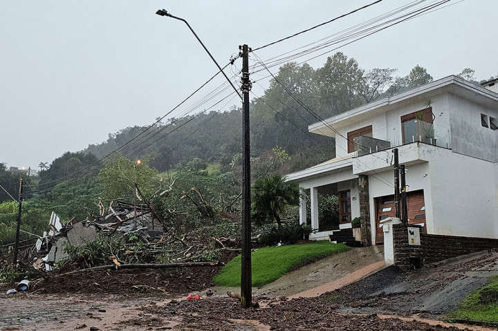 Pihak berwenang telah mendesak masyarakat untuk menghindari setidaknya 20 area di sepanjang jalan raya negara bagian karena risiko tanah longsor.