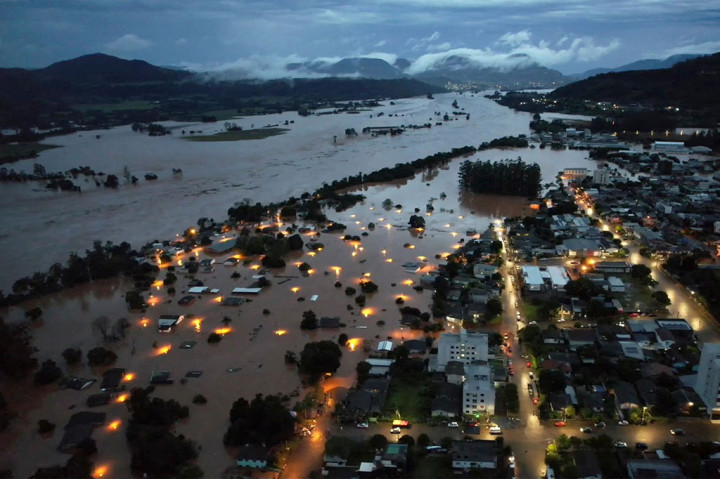 Pemandangan dari udara kawasan banjir di Kota Encantado, negara bagian Rio Grande do Sul, Brasil, yang diambil pada Rabu, 1 Mei 2024.
