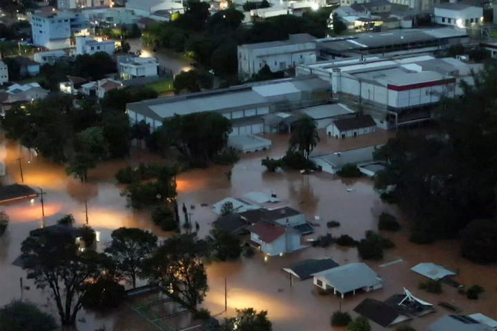 Sedikitnya 10 orang tewas dalam banjir yang disebabkan oleh hujan deras di wilayah selatan Brasil, kata pihak berwenang pada Rabu, 1 Mei 2024. Tim penyelamat masih mencari 21 orang yang dilaporkan hilang.