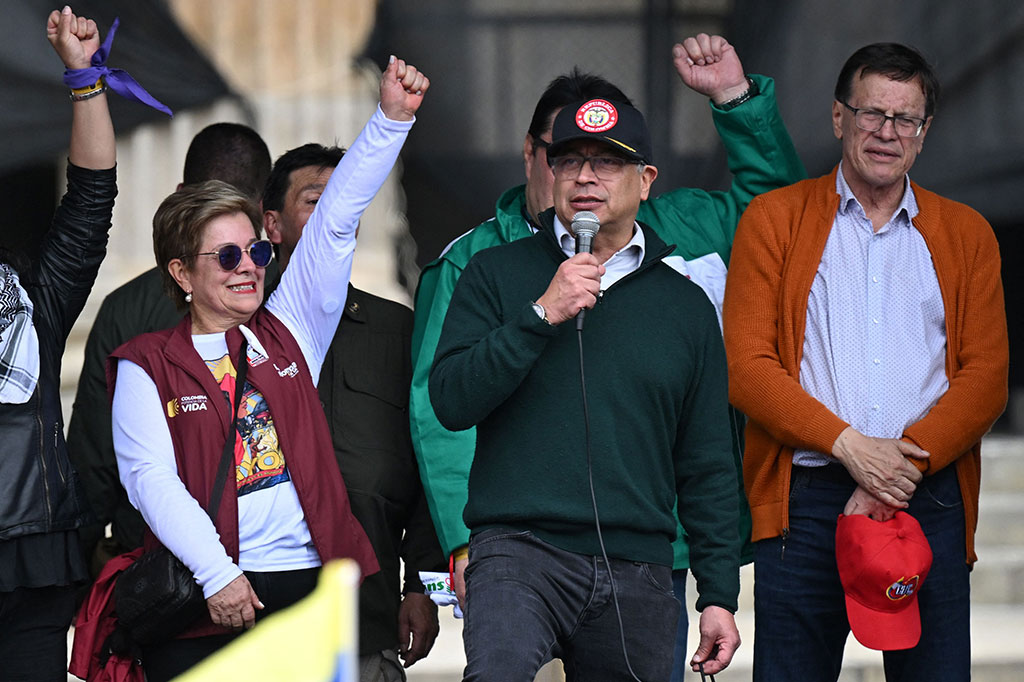 Pernyataan Petro yang disampaikan kepada demonstran yang berkumpul di lapangan Plaza de Bolivar, Bogota, disambut gemuruh sorak gembira demonstran yang ramai mengibarkan bendera Kolombia.