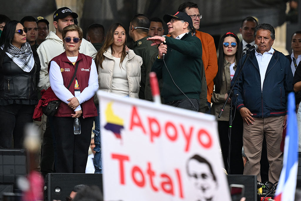 Petro, yang sebelumnya memang mengancam akan mengakhiri hubungan diplomatik negaranya dengan Israel, adalah salah satu dari 18 kepala negara yang menandatangani pernyataan yang diinisiasi Amerika Serikat untuk menuntut dibebaskannya 130 sandera Israel beberapa waktu lalu.