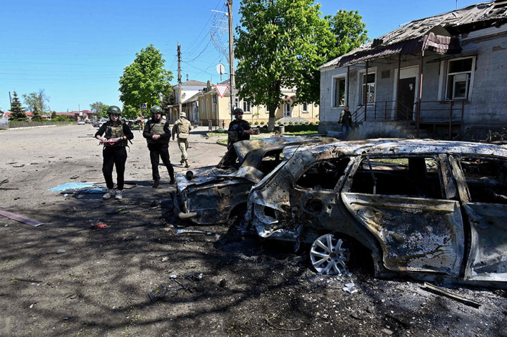 Syneguboc menambahkan, lebih jauh ke timur di wilayah Kharkiv dekat kota Kupiansk, penembakan oleh Rusia menewaskan seorang wanita berusia 67 tahun di desa Lelyukivka.