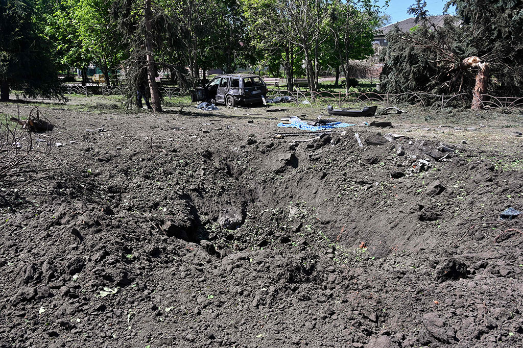 Dan di wilayah timur Donetsk, dua orang tewas dan enam lainnya luka-luka di kota kecil Girnyk, sekitar 15 kilometer dari garis depan, kata Vadym Filashkin, kepala administrasi militer di wilayah tersebut.