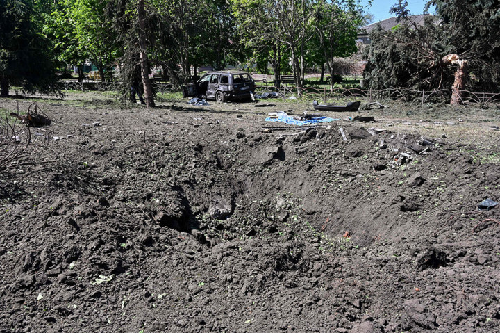 Dan di wilayah timur Donetsk, dua orang tewas dan enam lainnya luka-luka di kota kecil Girnyk, sekitar 15 kilometer dari garis depan, kata Vadym Filashkin, kepala administrasi militer di wilayah tersebut.