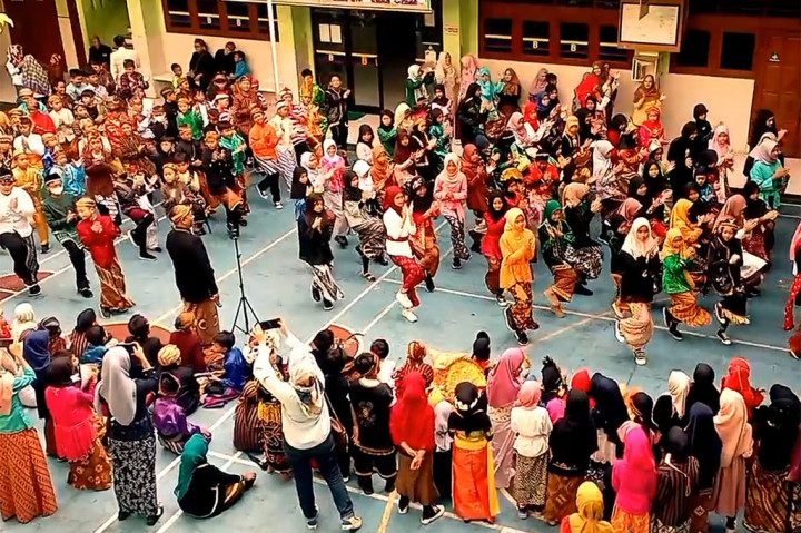 Beragam cara dilakukan untuk memperingati Hari Pendidikan Nasional (Hardiknas). Ratusan siswa SD Muhammadiyah 1 Ketelan Surakarta, Jawa Tengah menggelar pertunjukan seni dengan menggunakan pakaian adat nusantara. Hal itu dalam rangka untuk melestarikan budaya adat nusantara.