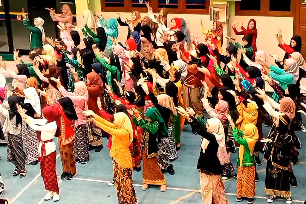 Bertempat di halaman sekolah, ratusan siswa antusias dalam mengikuti peringatan Hardiknas yang jatuh pada Rabu, 2 Mei 2024.