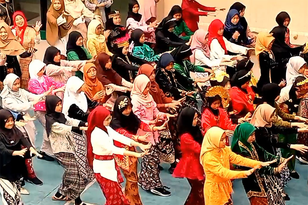 Bagi SD Muhammadiyah 1 peringatan Hardiknas sebagai momentum untuk kembali merefleksikan apa-apa yang sudah dilakukan selama kurun waktu 1 tahun ini dan yang belum tercapai sebagai sekolah penggerak momentuk Hardiknas, menjadi pemicu sekolah untuk selalu menjadi katalis perubahan pendidikan di Indonesia menggunakan pakaian adat daerah seluruh Indonesia sesuai dengan semangat keanekaragaman budaya nusantara.
